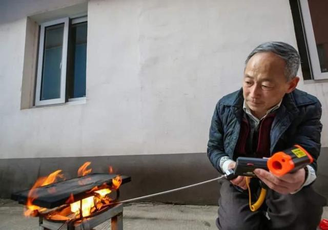 五年攻克玻璃防火阻燃耐火隔热难题松江这位上海劳模的发明之路BB电子 BB电子的网站`入口(图4)