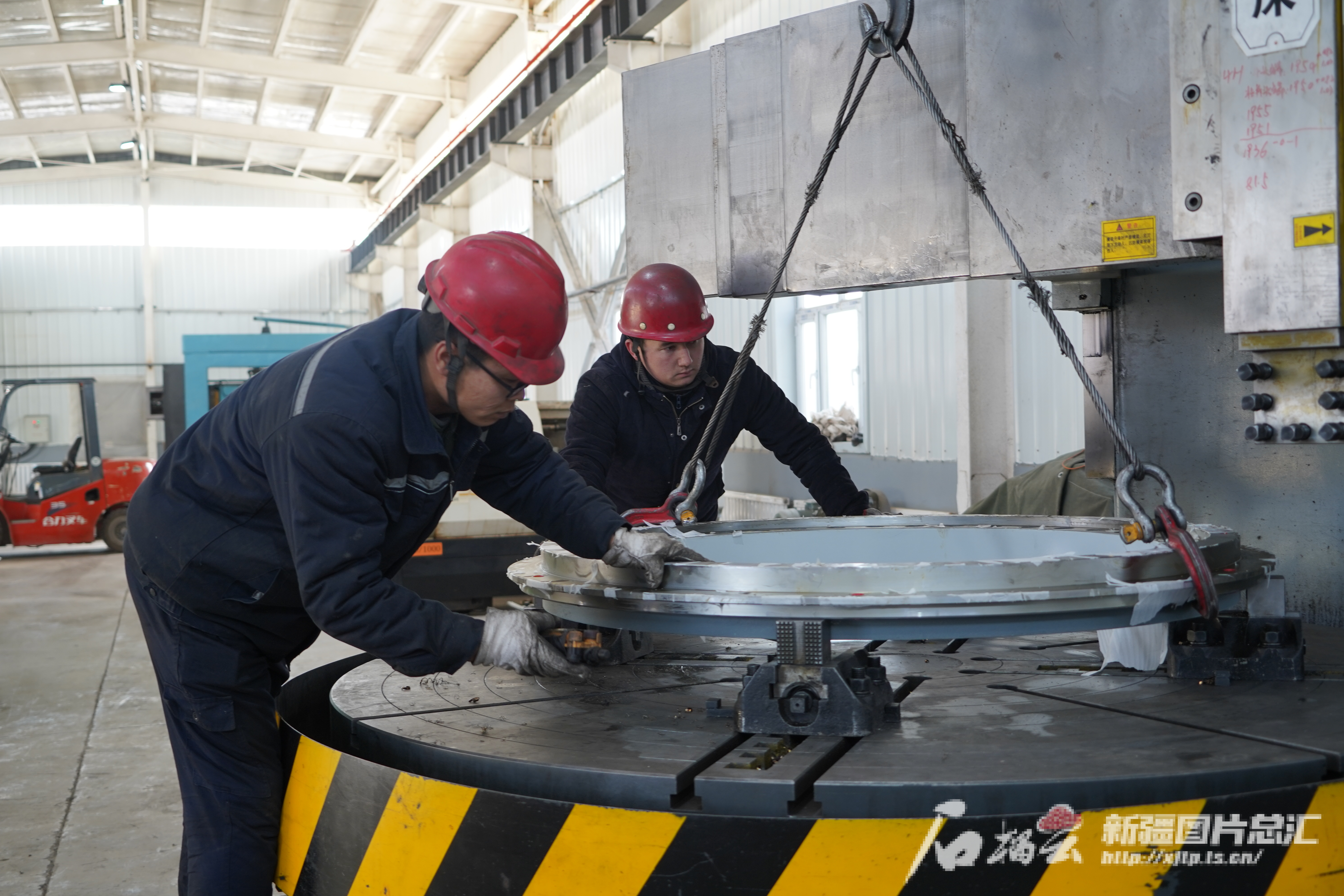 新春走基层·一线蹲点丨这边风光无限好——哈密新能源产业链式发展调查BB电子(图2)